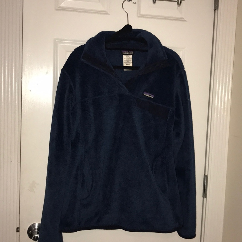 Navy blue Patagonia pullover with pouch size L